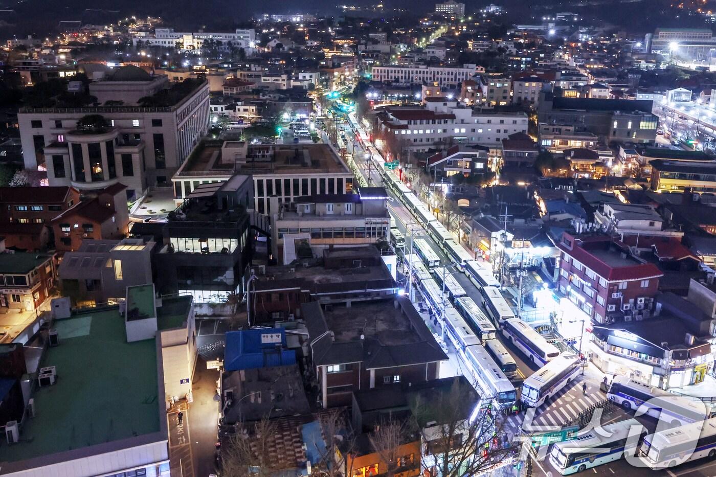 윤석열 대통령에 대한 탄핵 심판 선고를 이틀 앞둔 2일 오후 서울 종로구 헌법재판소 인근 3호선 안국역 사거리 도로를 경찰이 버스로 차벽을 세워 통제하고 있다. 2025.4.2/뉴스1 ⓒ News1 민경석 기자