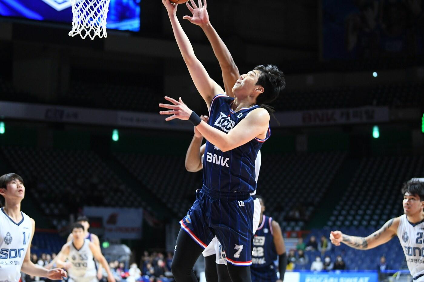 KCC가 소노를 꺾고 홈 8연패에서 탈출했다.(KBL 제공)