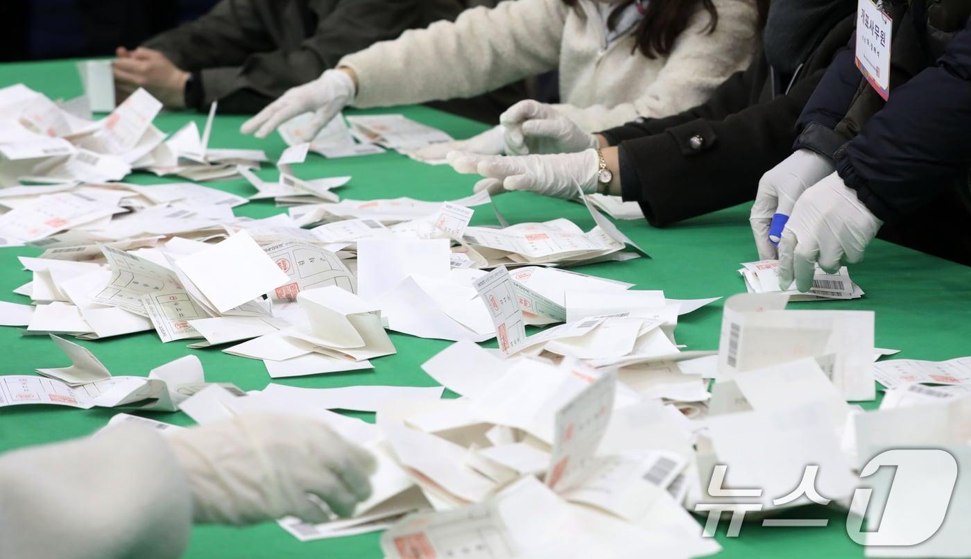 부산시교육감 재선거 투표가 종료된 2일 오후 부산 남구 부경대학교 대연캠퍼스 체육관에 마련된 개표소에서 개표사무원들이 투표지 분류 작업을 하고 있다. 2025.4.2/뉴스1 ⓒ News1 윤일지 기자