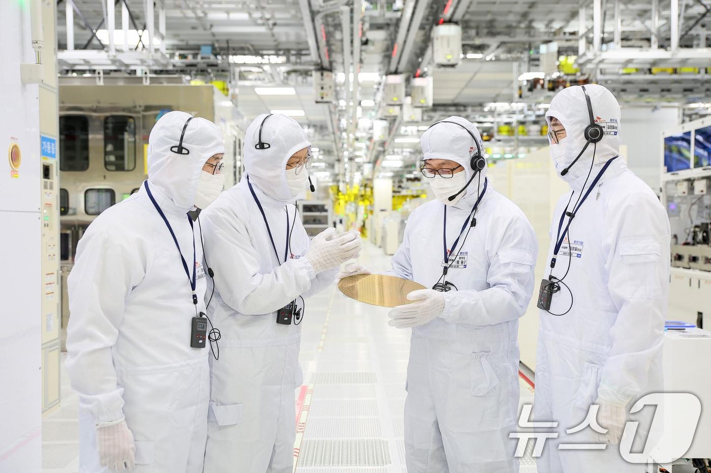 류광준 과학기술정보통신부 과학기술혁신본부장&#40;오른쪽 두 번째&#41;이 2일 오후 경기도 이천시 SK하이닉스 이천캠퍼스를 방문해 반도체 생산라인을 둘러보며 설명을 듣고 있다. &#40;SK하이닉스 제공. 재판매 및 DB 금지&#41; 2025.4.2/뉴스1 ⓒ News1