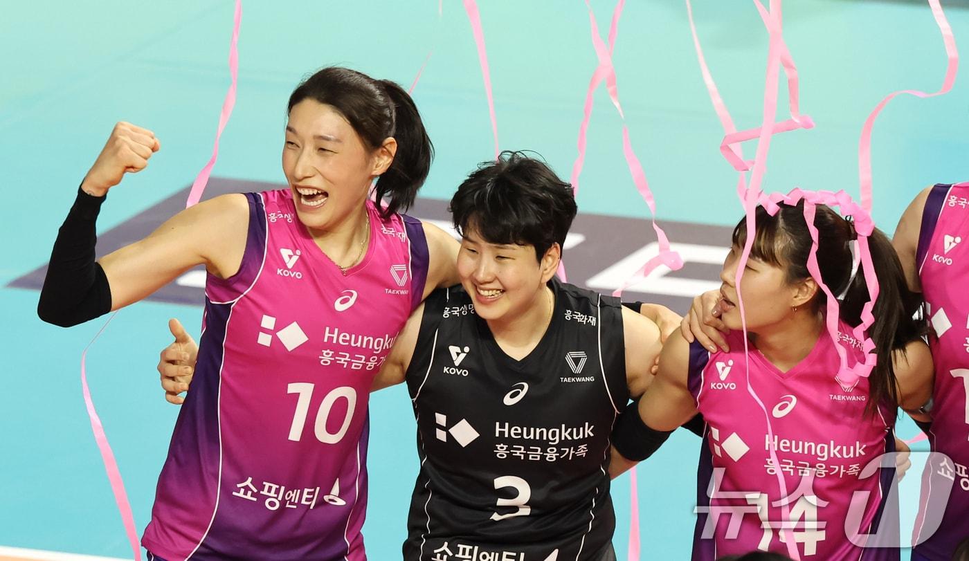 2일 오후 인천 부평구 삼산월드체육관에서 열린 프로배구 &#39;2024-2025 도드람 V리그&#39; 여자부 챔피언결정전 2차전, 흥국생명과 정관장의 경기에서 흥국생명 김연경 등 선수들이 세트스코어 3대2로 승리한 뒤 기뻐하고 있다. 2025.4.2/뉴스1 ⓒ News1 장수영 기자