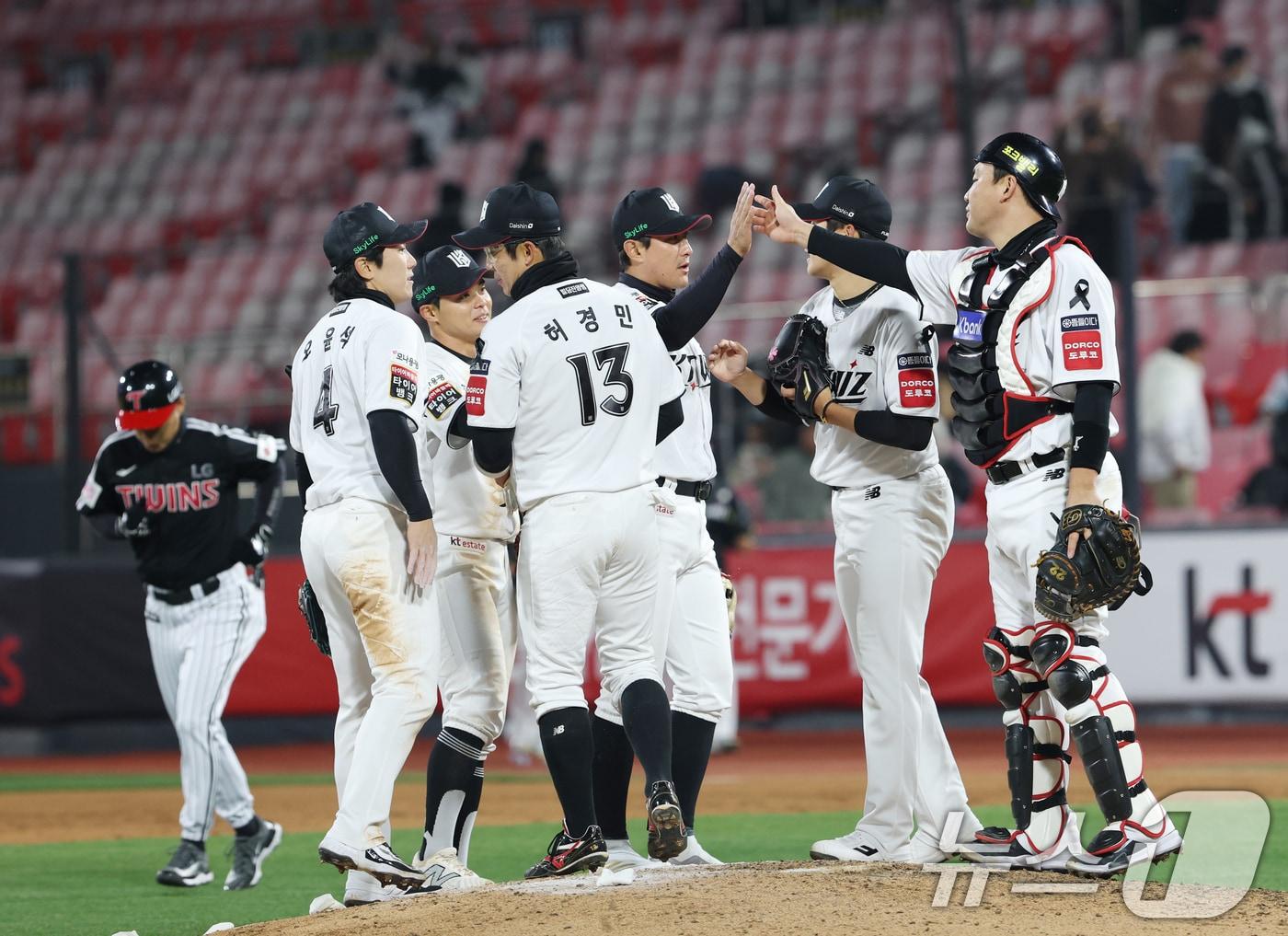 본문 이미지 - 2일 오후 경기 수원시 장안구 KT위즈파크에서 열린 '2025 신한 SOL 뱅크 KBO리그' LG 트윈스와 KT 위즈의 경기 종료 후 KT 선수들이 기쁨을 나누고 있다. 이날 경기는 9대5로 KT의 승리로 끝났다. ⓒ News1 김영운 기자
