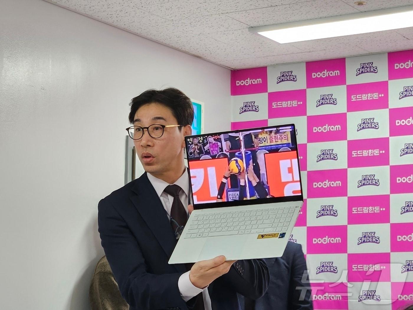 본문 이미지 - 김세진 경기운영위원장이 흥국생명과 정관장의 경기 1세트에서 나온 오버넷 상황에 대해 설명하고 있다. ⓒ News1 안영준 기자