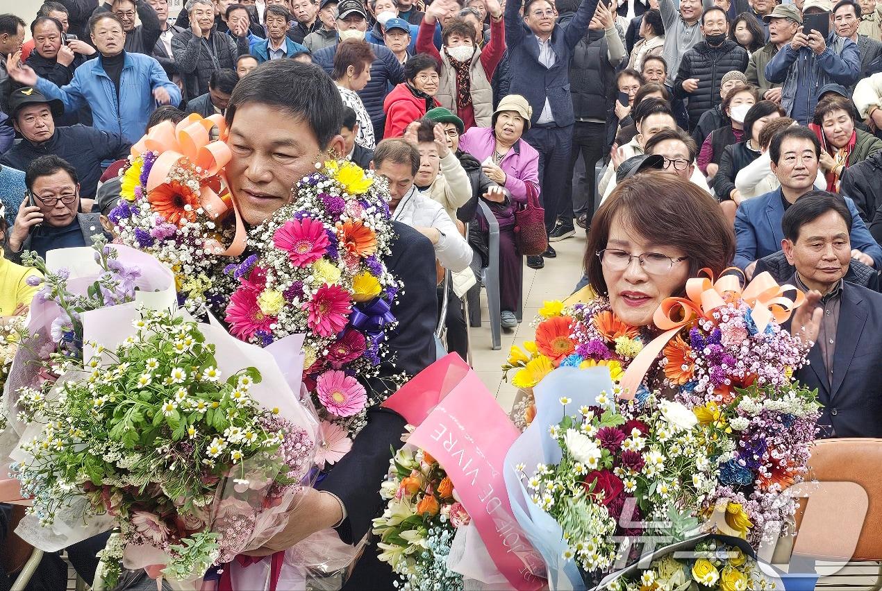 본문 이미지 - 4·2재보궐선거에서 당선된 정철원 조국혁신당 담양군수 후보가 2일 오후 전남 담양군 담양읍 선거사무소에서 지지자들과 함께 기쁨을 나누고 있다. &#40;정철원 후보 캠프 제공. 재판매 및 DB 금지&#41; 2025.4.2/뉴스1 ⓒ News1 박준배 기자