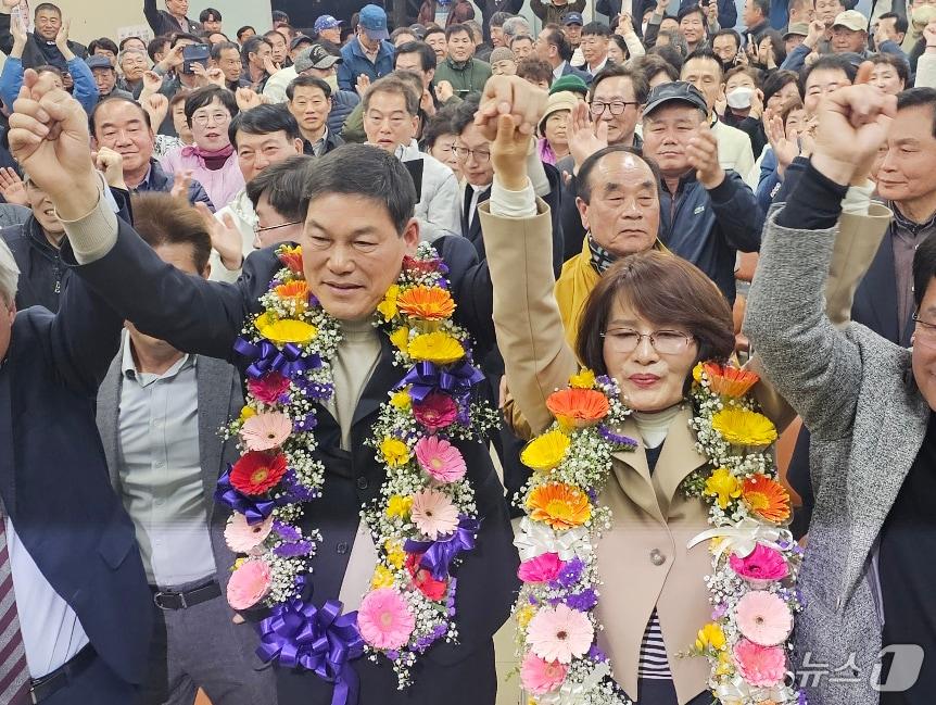 본문 이미지 - 2일 치른 전남 담양군수 재선거에서 정철원 조국혁신당 후보가 당선되자 손을 들어 환호하고 있다.(정철원 선거사무소 제공. 재판매 및 DB 금지) ⓒ News1 박준배 기자