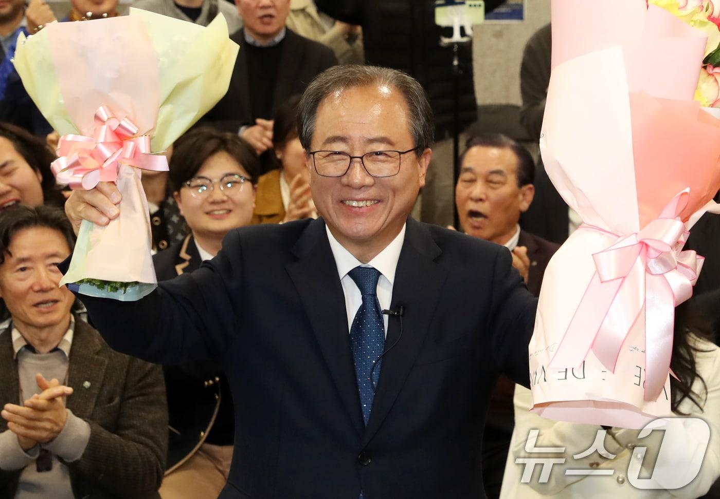 김석준 부산시교육감 재선거 후보가 2일 오후 부산 부산진구 자신의 선거사무소에서 당선이 유력시 되자 꽃다발을 들고 환호하고 있다. ⓒ News1 윤일지 기자