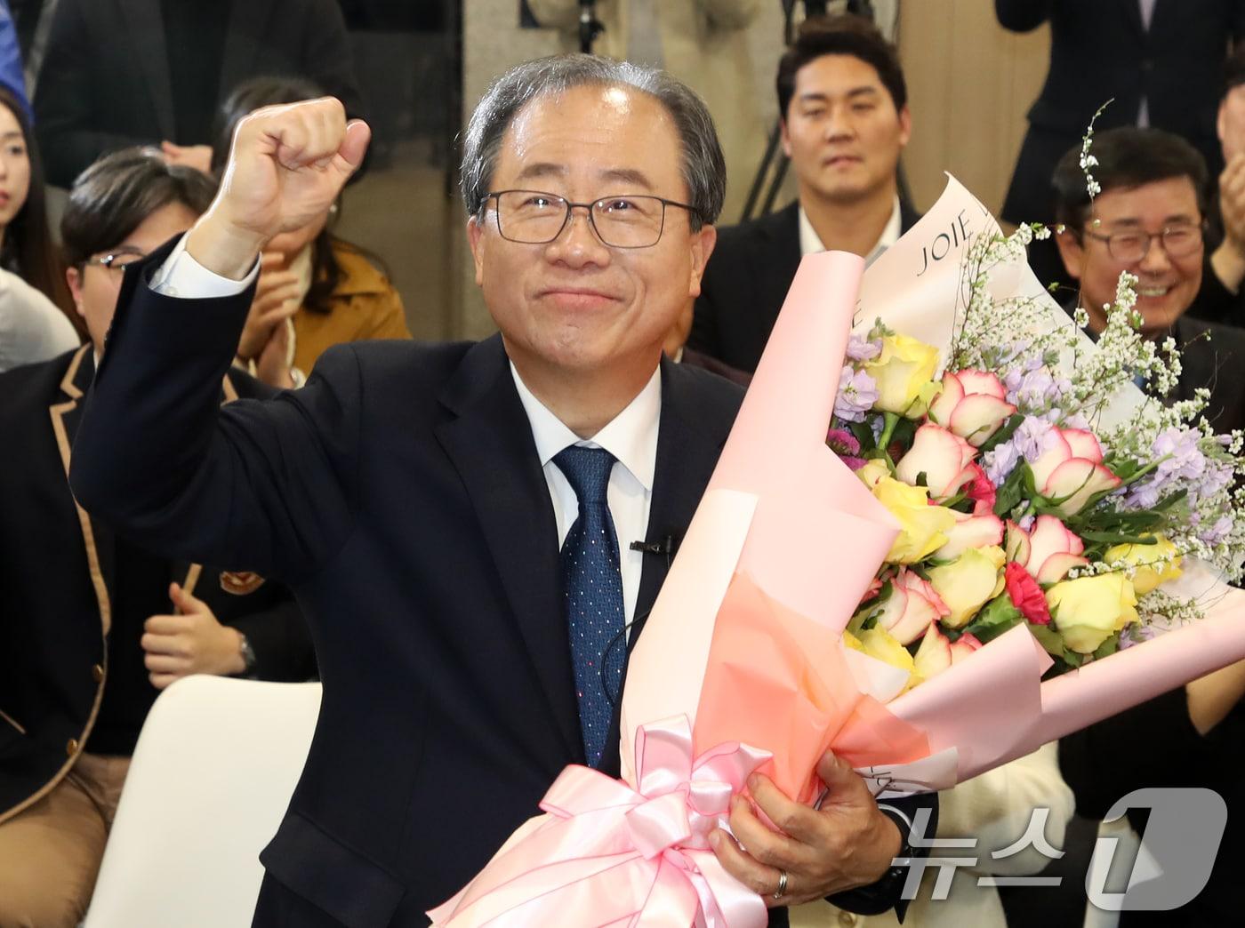 본문 이미지 - 김석준 부산시교육감 재선거 후보가 2일 오후 부산 부산진구 자신의 선거사무소에서 당선이 유력시 되자 꽃다발을 들고 기뻐하고 있다. 2025.4.2/뉴스1 ⓒ News1 윤일지 기자