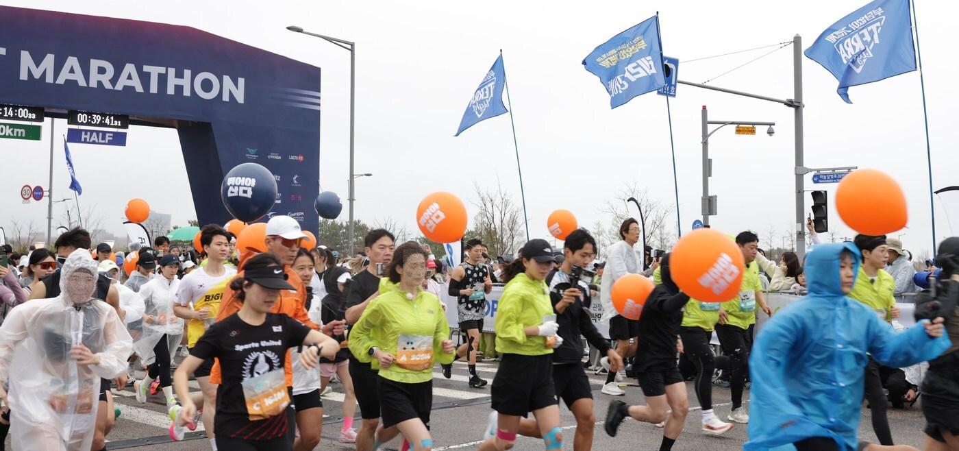 하이트진로가 19일 ‘2025 MBN 선셋마라톤 in 영종’에 테라라이트 협찬 브랜드로 참여한 가운데, 참가자들이 출발선에서 레이스를 시작했다.(하이트진로 제공)