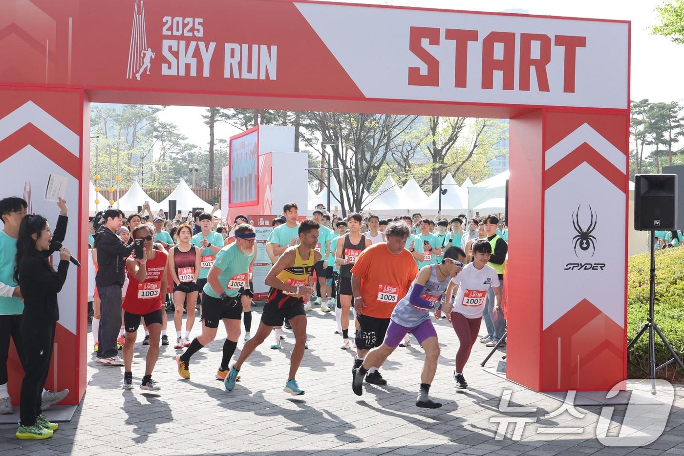 서울 송파구 롯데월드타워에서 열린 '2025 롯데월드타워 스카이런 with SPYDER'에서 참가자들이 힘차게 출발하고 있다.. 2025.4.20/뉴스1 ⓒ News1 신웅수 기자