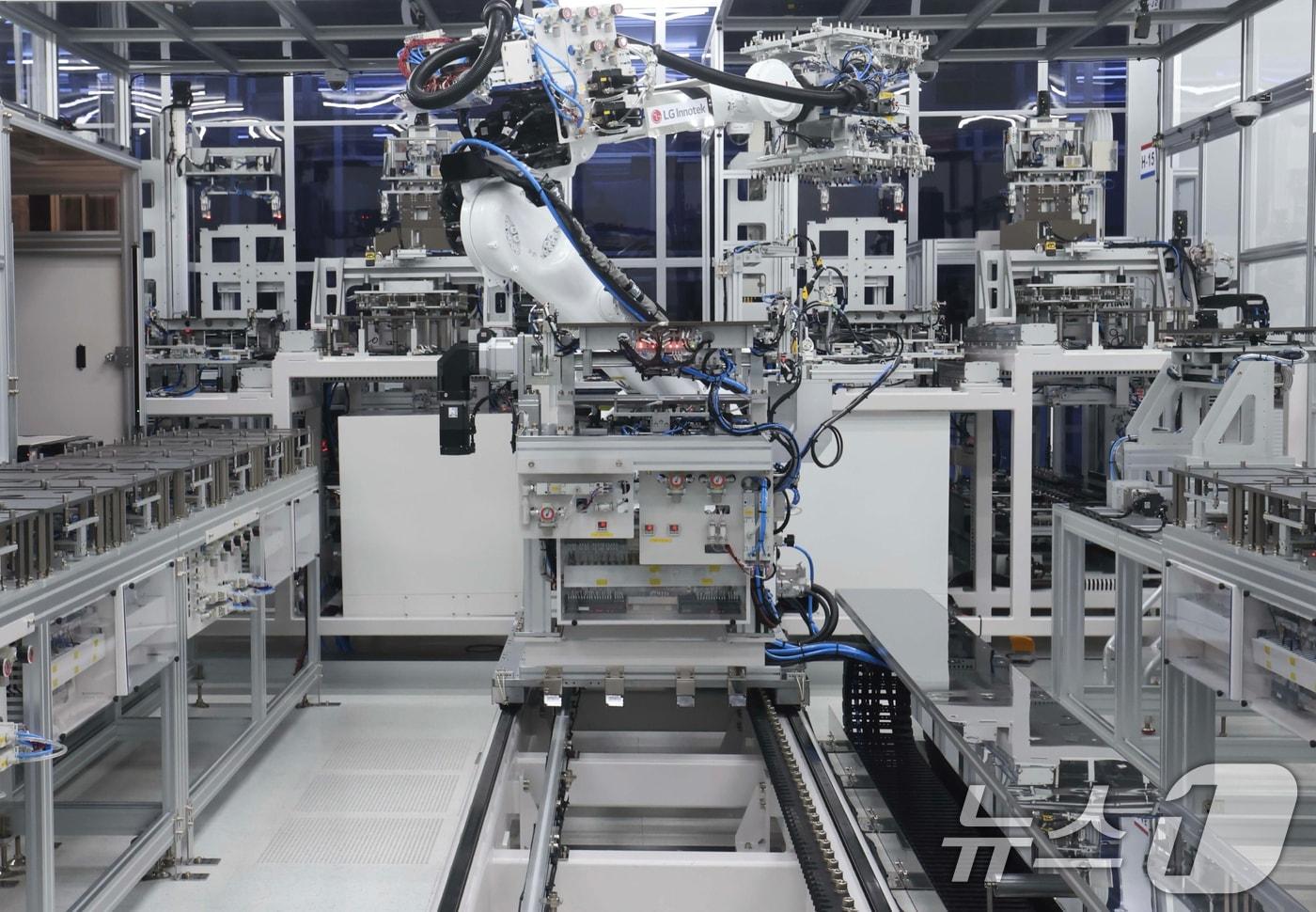 본문 이미지 - LG이노텍의 고부가 반도체 기판 FC-BGA 생산 허브 '드림 팩토리'에서 작업 중인 로봇의 모습. (LG이노텍 제공, 재판매 및 DB금지) 2025.4.20 ⓒ 뉴스1 김진환 기자