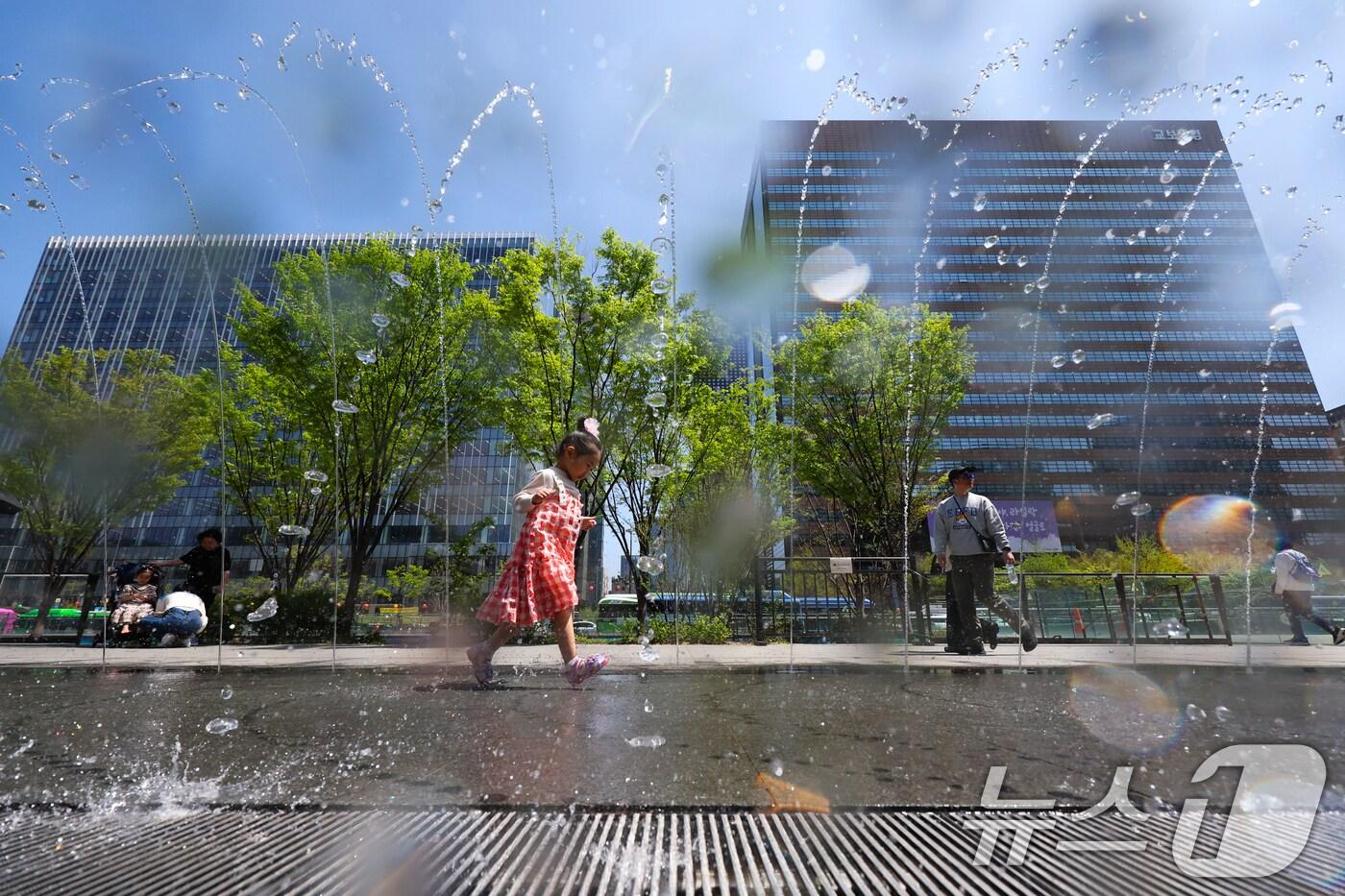 서울 광화문광장에서 시민과 관광객들이 분수터널을 지나고 있다. 2025.4.20/뉴스1 ⓒ News1 허경 기자