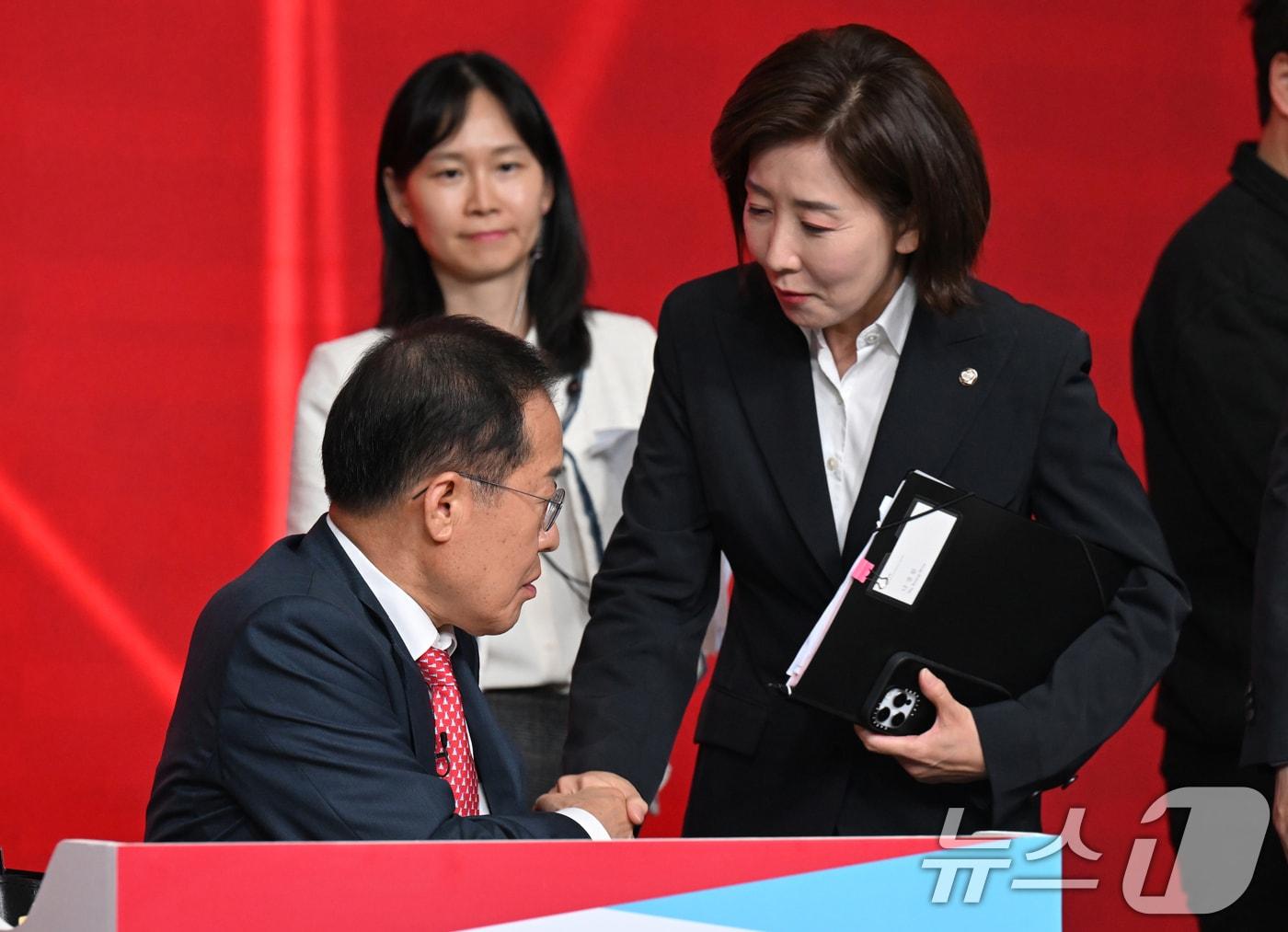 본문 이미지 - 나경원,홍준표 국민의힘 대선 경선 후보가 지난 4월 20일 오후 서울 강서구 ASSA아트홀에서 열린 제21대 대통령 후보자 1차 경선 B조 토론회에서 인사나누고 있다. 2025.4.20/뉴스1 ⓒ News1 국회사진취재단