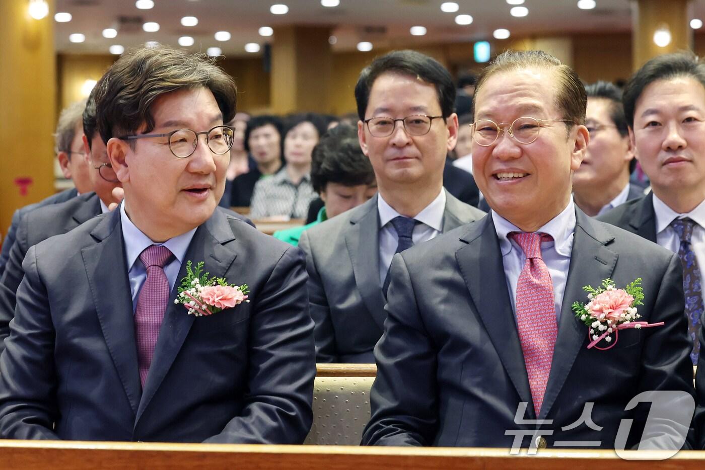 권영세 국민의힘 비상대책위원장(오른쪽)과 권성동 원내대표가 20일 오후 서울 강남구 광림교회에서 열린 '2025 한국교회 부활절 연합예배'에 참석해 대화를 나누고 있다. 2025.4.20/뉴스1 ⓒ News1 민경석 기자