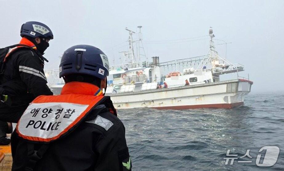 본문 이미지 - 19일 오전 8시30분쯤 경북 울릉군 독도 동방 약 18km 해상에서 조업 중 A 호(40톤급)가 스크루에 줄이 감겨 표류 중 신고를 받고 출동한 해경에 구조됐다. (포항해양경찰서제공, 제판매 및 DB 금지) 2025.4.20/뉴스1 