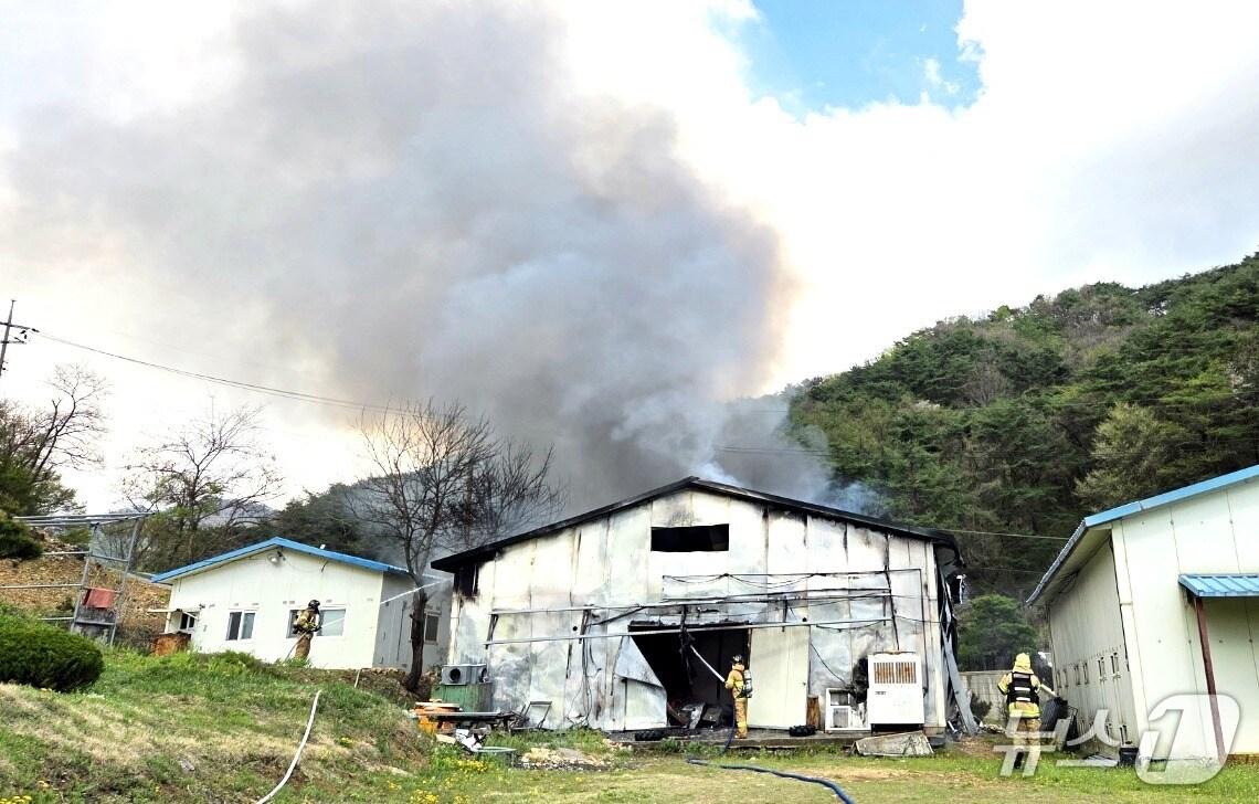 본문 이미지 - 20일 오후 1시 44분쯤 충북 괴산군 연풍면 소재 한 물품 보관용 창고에 불이 났다.(괴산소방서 제공. 재판매 및 DB금지) /뉴스1 