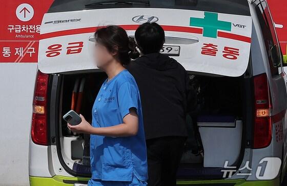본문 이미지 - 서울의 한 대학병원 응급의료센터에서 구급대원들이 환자를 이송하고 있다./뉴스1 김진환 기자