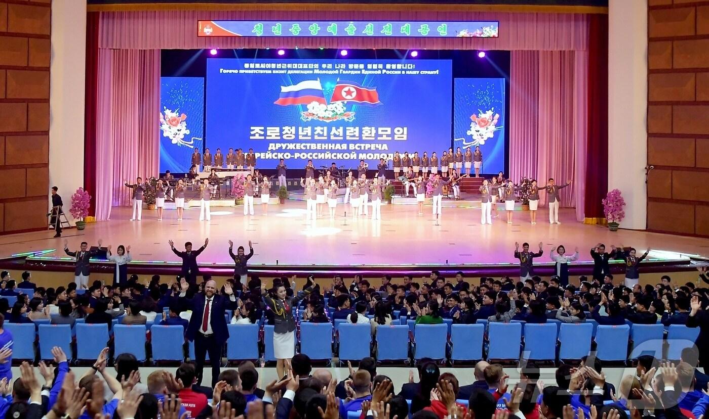 (평양 노동신문=뉴스1) = 북한 노동당 기관지 노동신문은 21일 조로(북러)청년친선연환모임이 20일 청년중앙회관에서 진행됐다고 보도했다. 모임에는 통일러시아청년근위대대표단과 문철 사회주의애국청년동맹 중앙위원회 위원장 등이 참석했다고 전했다. [국내에서만 사용가능. 재배포 금지. DB 금지. For Use Only in the Republic of Korea. Redistribution Prohibited] rodongphoto@news1.kr