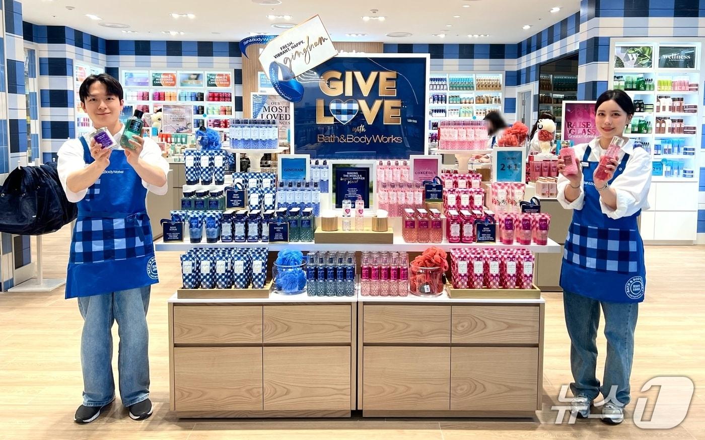 신세계백화점 센텀시티 관계자들이 화장품 브랜드 배스 앤 바디웍스 제품을 선보이고 있다.(신세계 센텀시티 제공. 재판매 및 DB 금지)