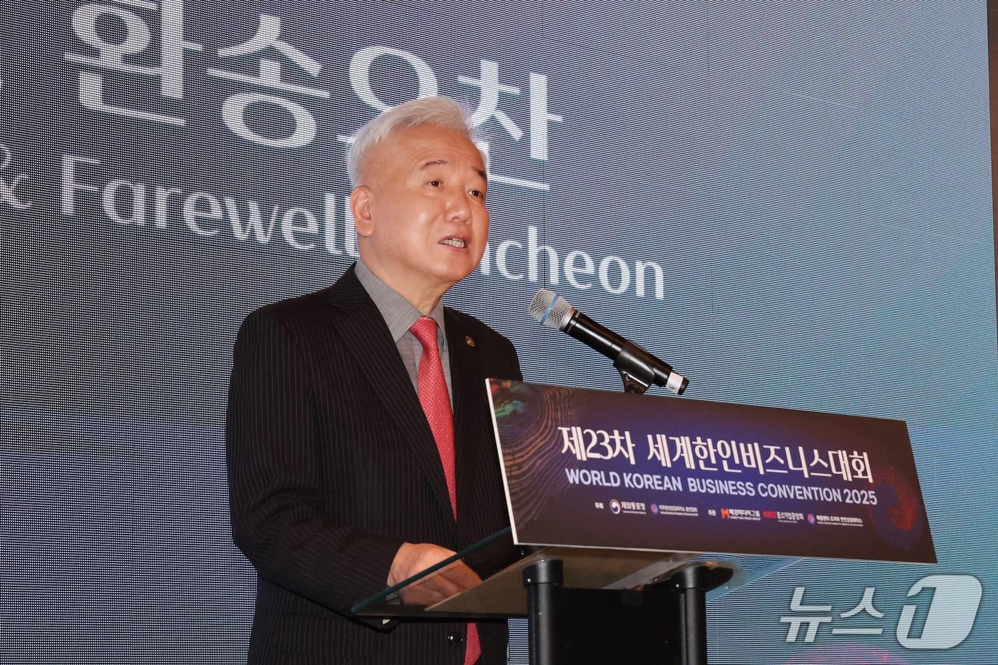 이상덕 재외동포청장이 20일&#40;현지시간&#41; 미국 애틀랜타에서 개최된 제23차 세계한인비즈니스대회 폐막식에서 폐회사를 전하고 있다. 2025.04.21. &#40;재외동포청 제공&#41;  