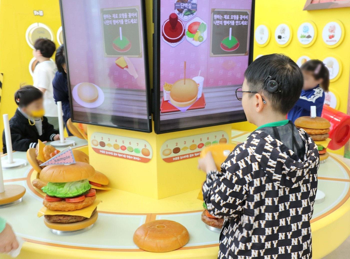 본문 이미지 - 롯데어린이식품체험관 스위트파크를 견학 중인 국립서울농학교 재학 아동들.(롯데중앙연구소 제공)