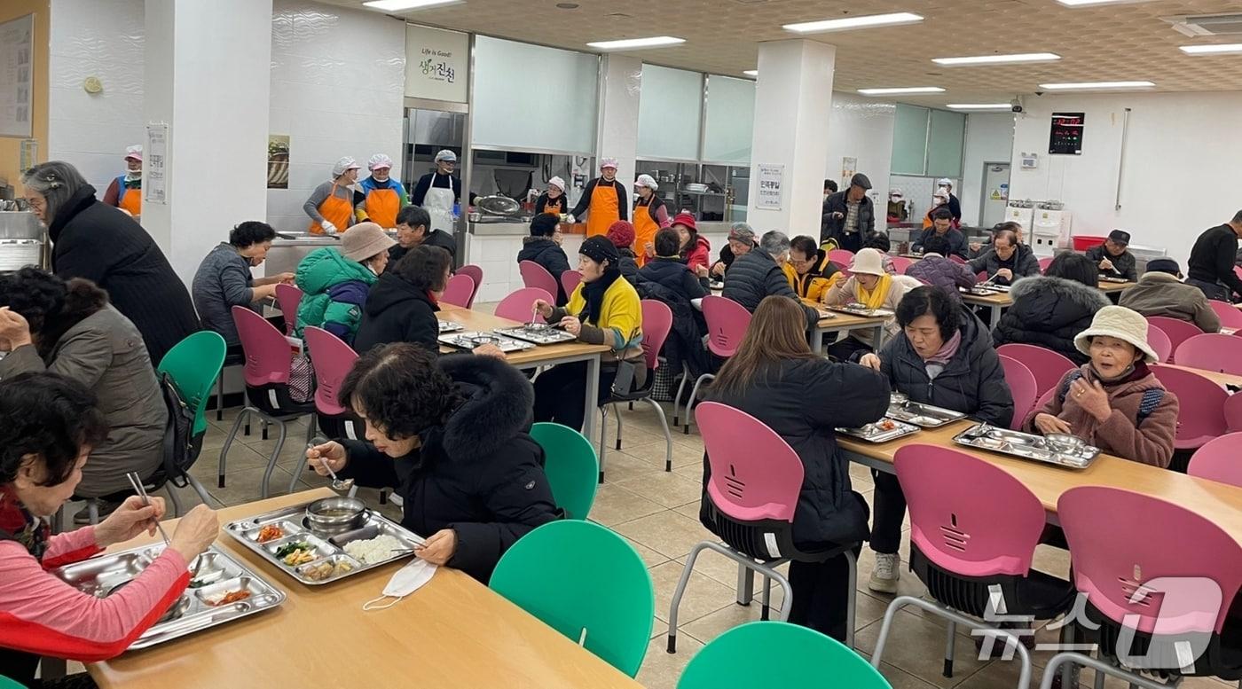 충북 진천군 노인복지관은 지역 어르신의 건강한 식생활 지원을 위해 경로식당을 운영한다.(진천군 제공)/뉴스1