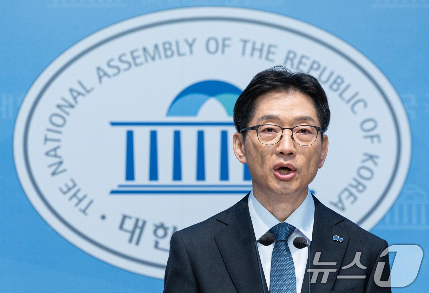 김경수 더불어민주당 경선 후보가 21일 오전 서울 여의도 국회 소통관에서 교육·사회·정치·외교·안보·국방 분야 2차 정책발표를 하고 있다. 2025.4.21/뉴스1 ⓒ News1 이재명 기자