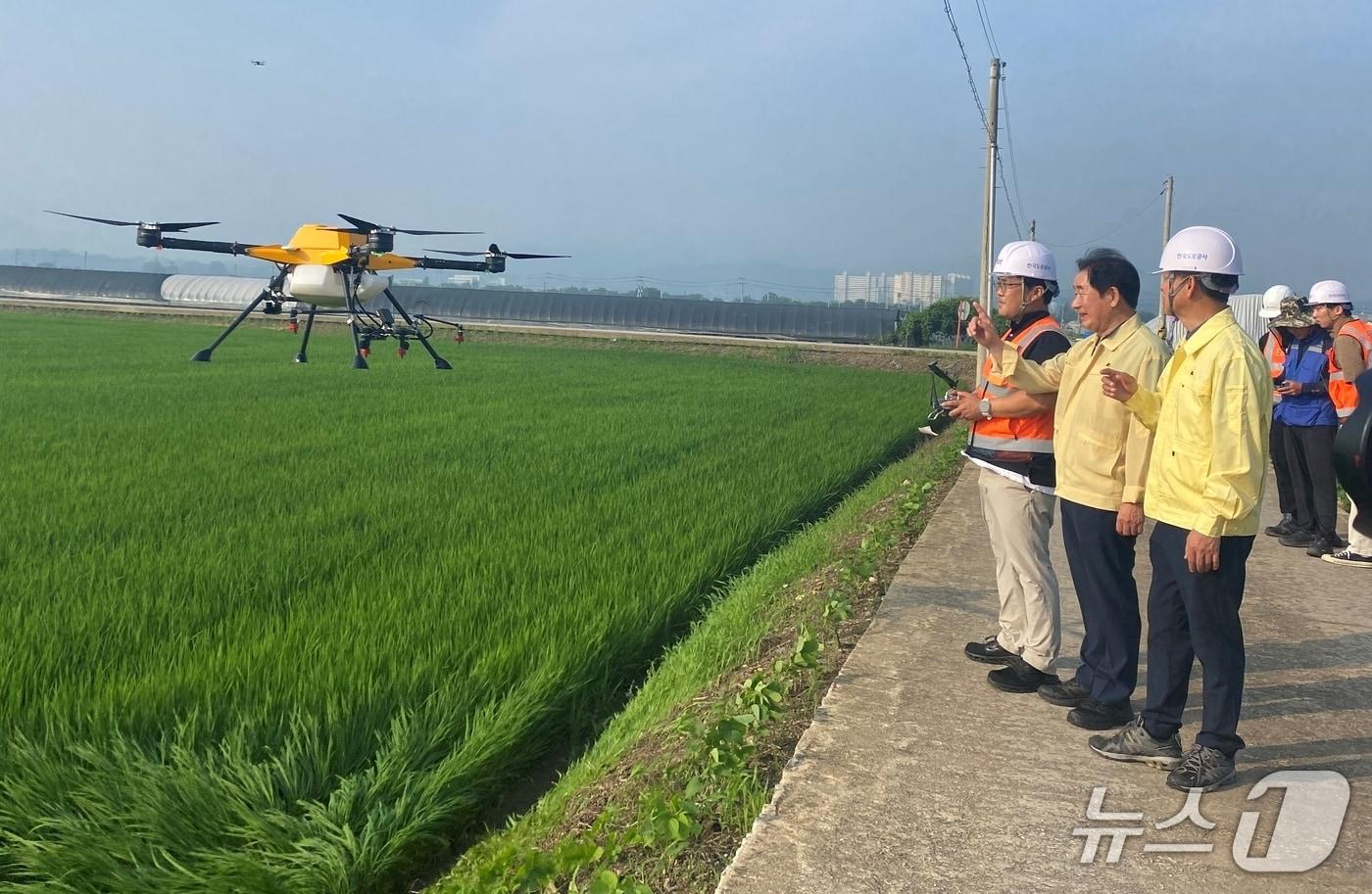 충북 진천군은 농업 현장의 드론 활용 확대에 발맞춰 올해부터 농업용 무인기&#40;드론&#41; 안전교육을 한다.&#40;진천군 제공&#41;/뉴스1