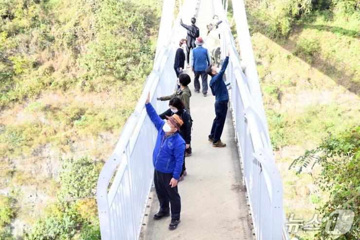 본문 이미지 - 지난 2020년 제석산 구름다리에서 김병내 남구청장과 관계공무원들이 새롭게 설치된 추락 방지 시설을 살펴보고 있다.&#40;광주 남구 제공. 재판매 및 DB 금지&#41;