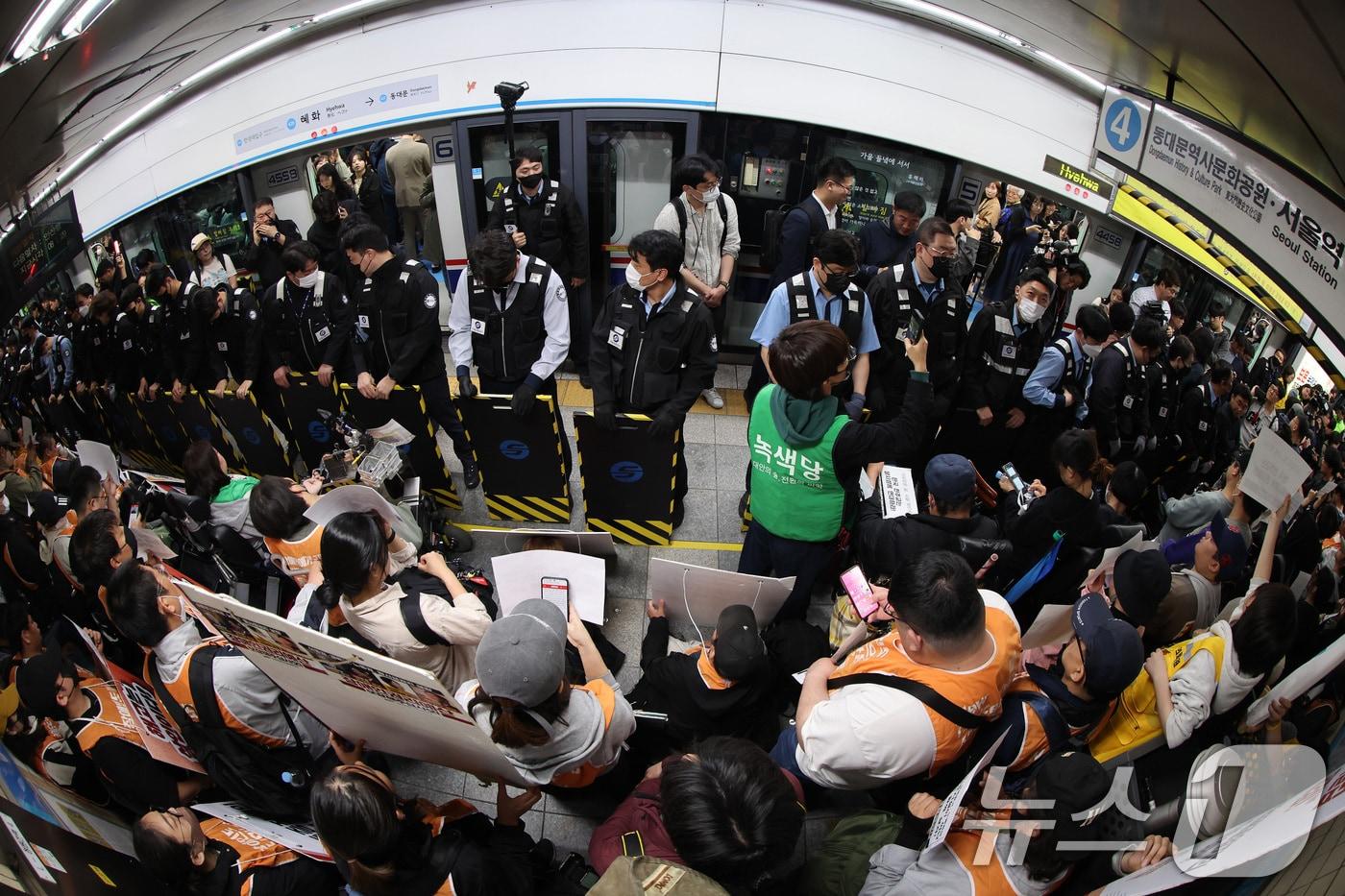  서울 지하철 4호선 혜화역 동대문 방면 승강장에서 열린 제62차 &#39;출근길 지하철 탑니다&#39; 시위에서 전국장애인차별철폐연대&#40;전장연&#41; 회원들이 경찰·서울교통공사 직원 등과 대치하고 있다.  2025.4.21/뉴스1 ⓒ News1 이동해 기자