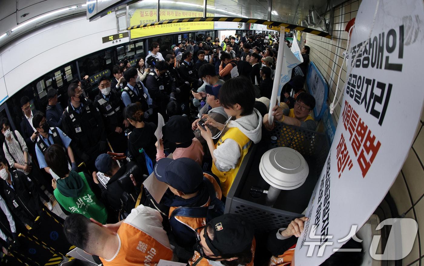 21일 서울 지하철 4호선 혜화역 동대문 방면 승강장에서 열린 제62차 &#39;출근길 지하철 탑니다&#39; 시위에서 전국장애인차별철폐연대&#40;전장연&#41; 회원들이 경찰·서울교통공사 직원 등과 대치하고 있다. &#40;사진은 기사 내용과 무관함&#41; / 뉴스1 ⓒ News1 