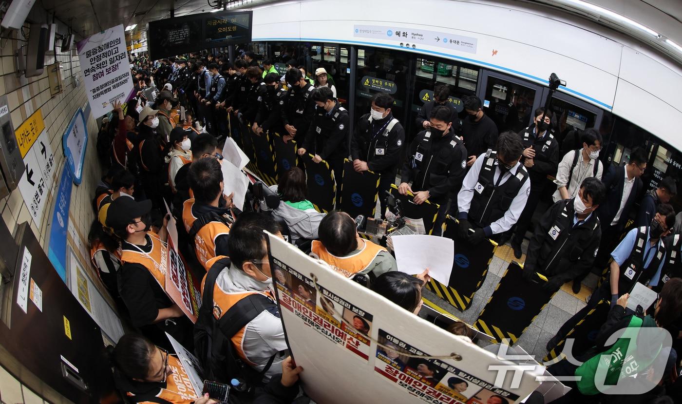 서울 지하철 4호선 혜화역 동대문 방면 승강장에서 열린 제62차 '출근길 지하철 탑니다' 시위에서 전국장애인차별철폐연대(전장연) 회원들이 경찰·서울교통공사 직원 등과 대치하고 있다. 2025.4.21/뉴스1 ⓒ News1 이동해 기자