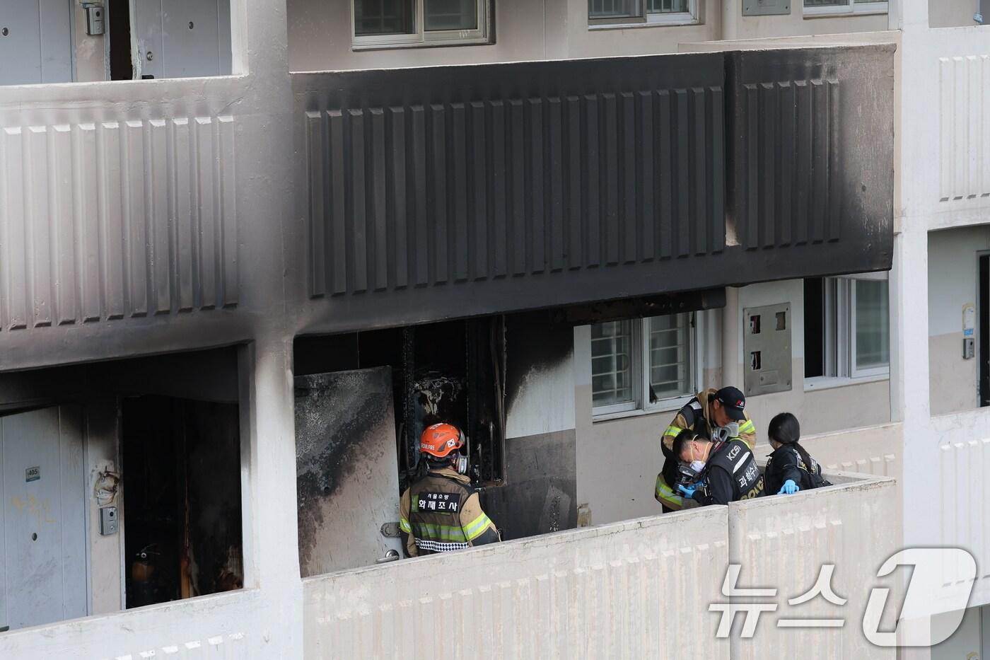 21일 서울 관악구 봉천동의 한 아파트에서 불이 나 소방대원 및 과학수사대가 진화작업 후 현장을 확인하고 있다. 소방당국에 따르면 이날 오전 8시 17분 봉천동 소재 21층 규모의 아파트 4층에서 화재가 발생해 신원미상의 남성 1명이 숨지고 4층에서 추락한 70~90대 여성 2명이 전신에 화상을 입는 등 크게 다쳐 병원으로 이송됐다. 2025.4.21/뉴스1 ⓒ News1 박정호 기자