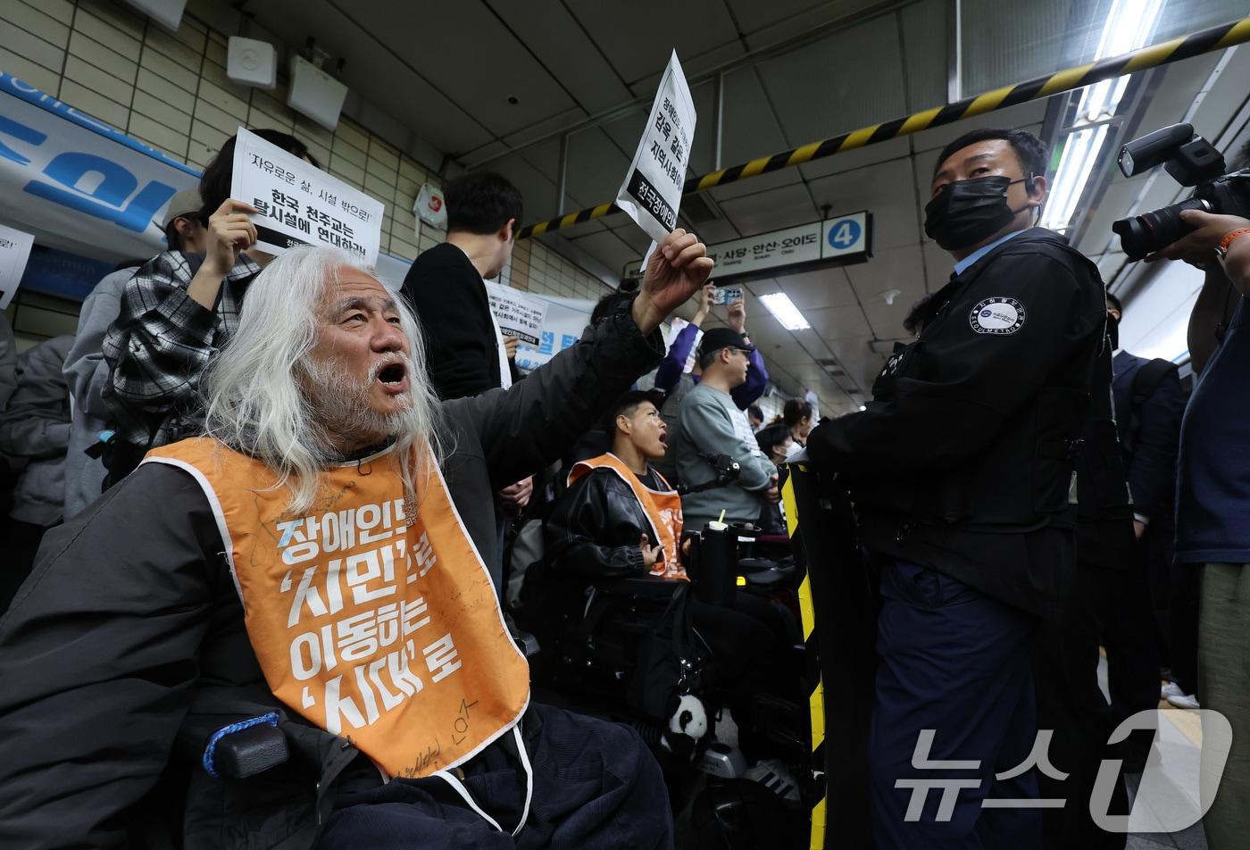 박경석 전국장애인차별철폐연대&#40;전장연&#41; 대표가 지난 4월 21일 서울 지하철 4호선 혜화역 동대문 방면 승강장에서  손피켓을 들고 있다. &#40;사진은 기사 내용과 무관함&#41;  2025.4.21/뉴스1 ⓒ News1 이동해 기자