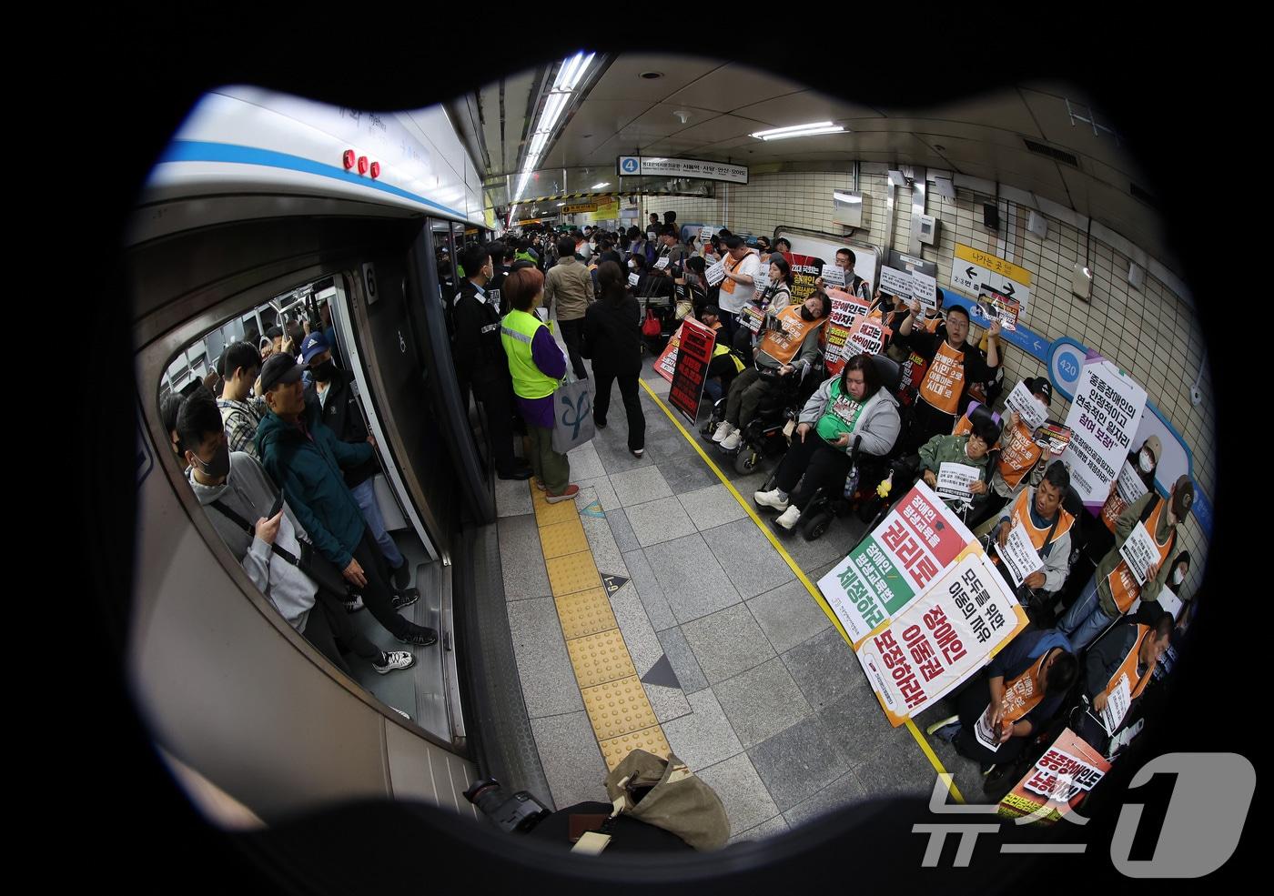 21일 서울 지하철 4호선 혜화역 동대문 방면 승강장에서 열린 제62차 &#39;출근길 지하철 탑니다&#39; 시위에서 전국장애인차별철폐연대&#40;전장연&#41; 회원들과 지하철 탑승 시민들이 마주보고 있다. 전장연의 출근길 지하철 탑승 시위는 지난해 4월8일 이후 1년여 만이다. 2025.4.21/뉴스1 ⓒ News1 이동해 기자