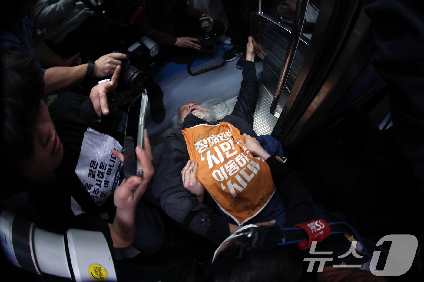 박경석 전국장애인차별철폐연대(전장연) 대표가 지난4월  21일 서울 지하철 4호선 혜화역 동대문 방면 승강장에서 제62차 '출근길 지하철 탑니다' 시위를 벌이던 중 이를 저지하던 경찰·서울교통공사 직원 등과 충돌하며 열차 입구에 넘어져 있다. 2025.4.21/뉴스1 ⓒ News1 이동해 기자