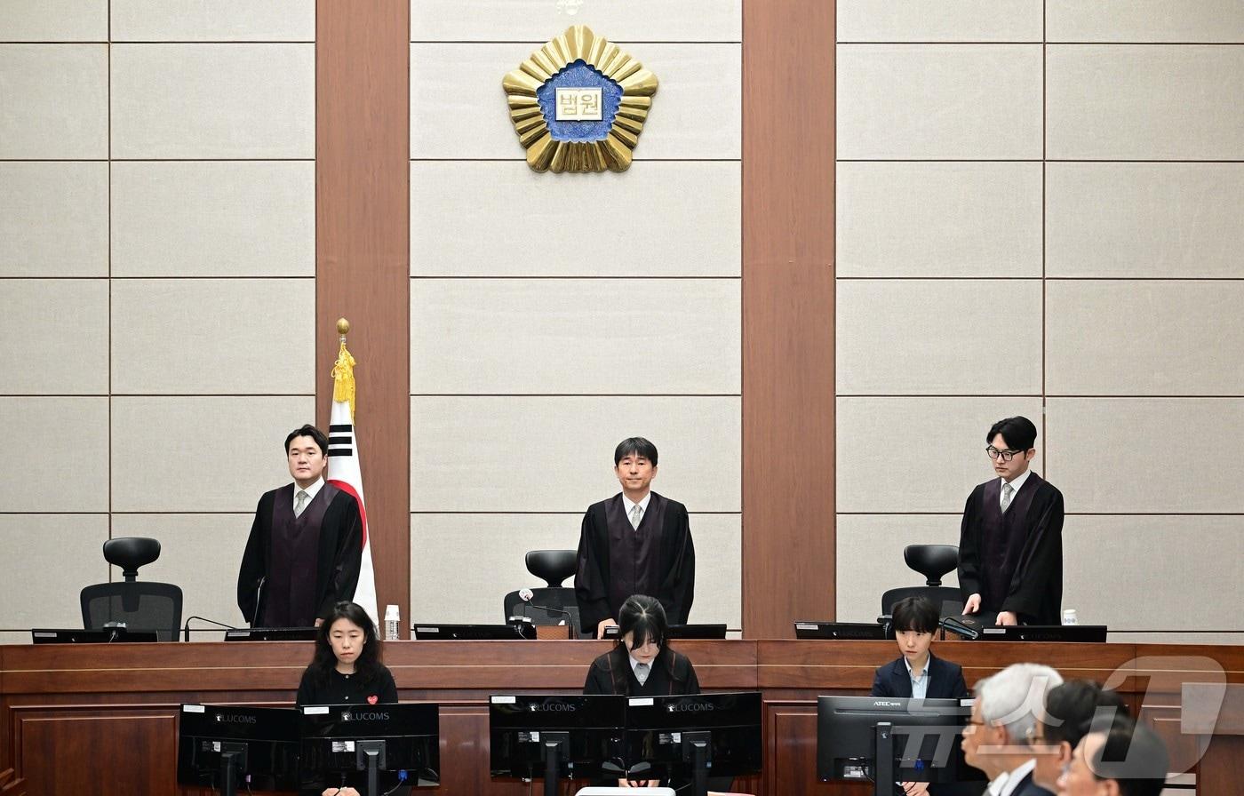 지귀연 부장판사&#40;가운데&#41;가 윤석열 전 대통령의 내란 우두머리 혐의 재판을 하기 위해 21일 오전 서울 서초구 서울중앙지법 417호 법정으로 들어오고 있다. 2025.4.21/뉴스1 ⓒ News1 사진공동취재단