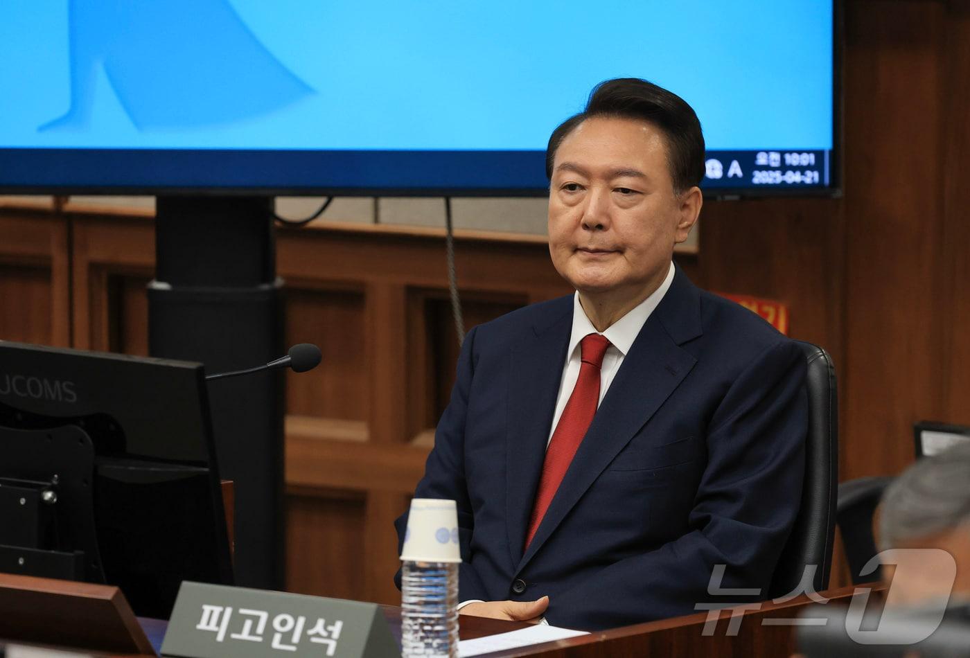 윤석열 전 대통령이 21일 서초동 서울중앙지법에서 열린 내란 우두머리 혐의에 대한 두 번째 정식 재판에 출석하고 있다. 2025.4.21/뉴스1 ⓒ News1 사진공동취재단