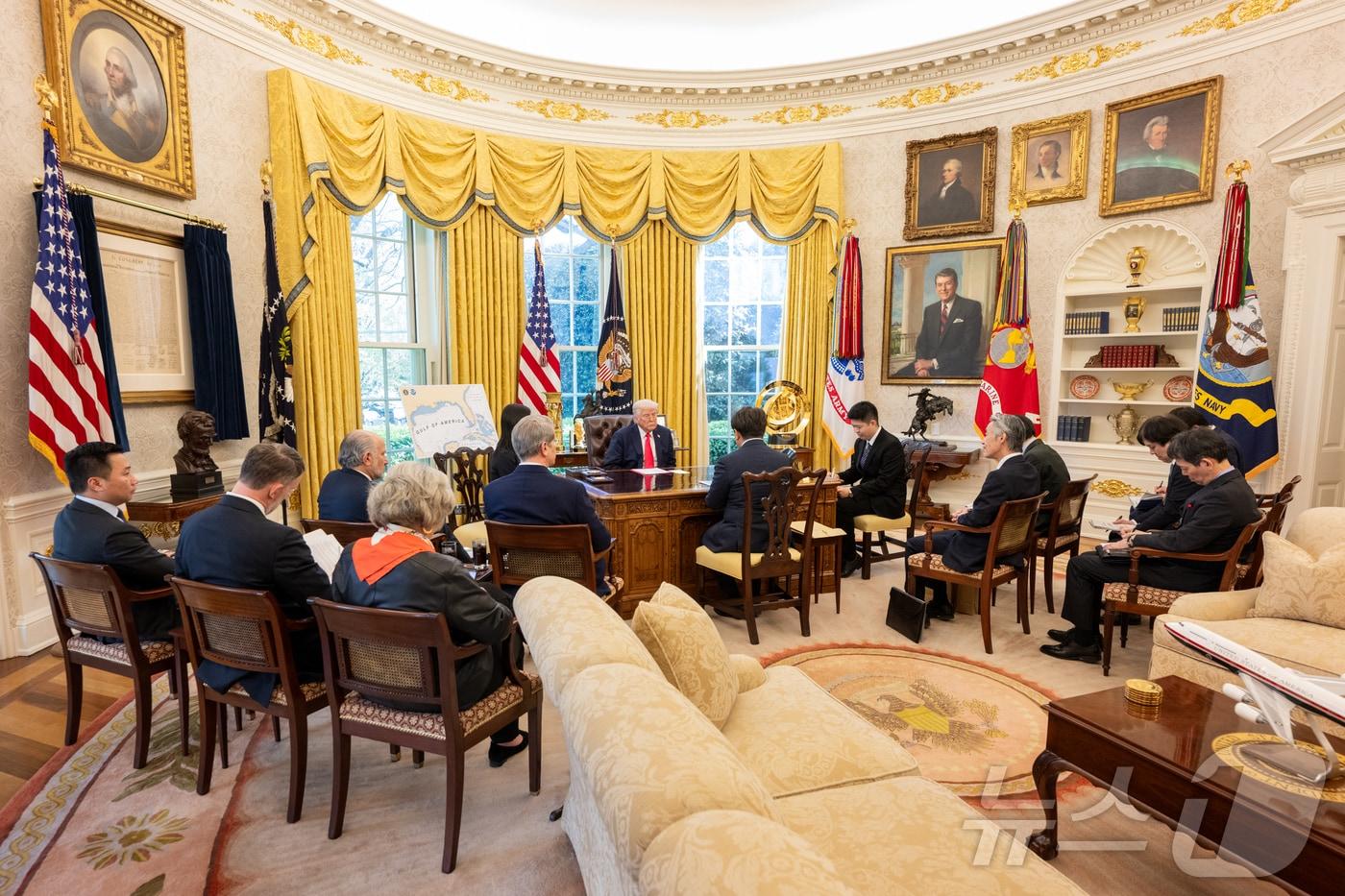 지난 16일&#40;현지시간&#41; 도널드 트럼프 미국 대통령이 워싱턴DC 백악관 집무실에서 아카자와 료세이 일본 경제재생상과 만나 관세 협상을 하고 있다.&#40;출처 백악관&#41; ⓒ News1 류정민 특파원