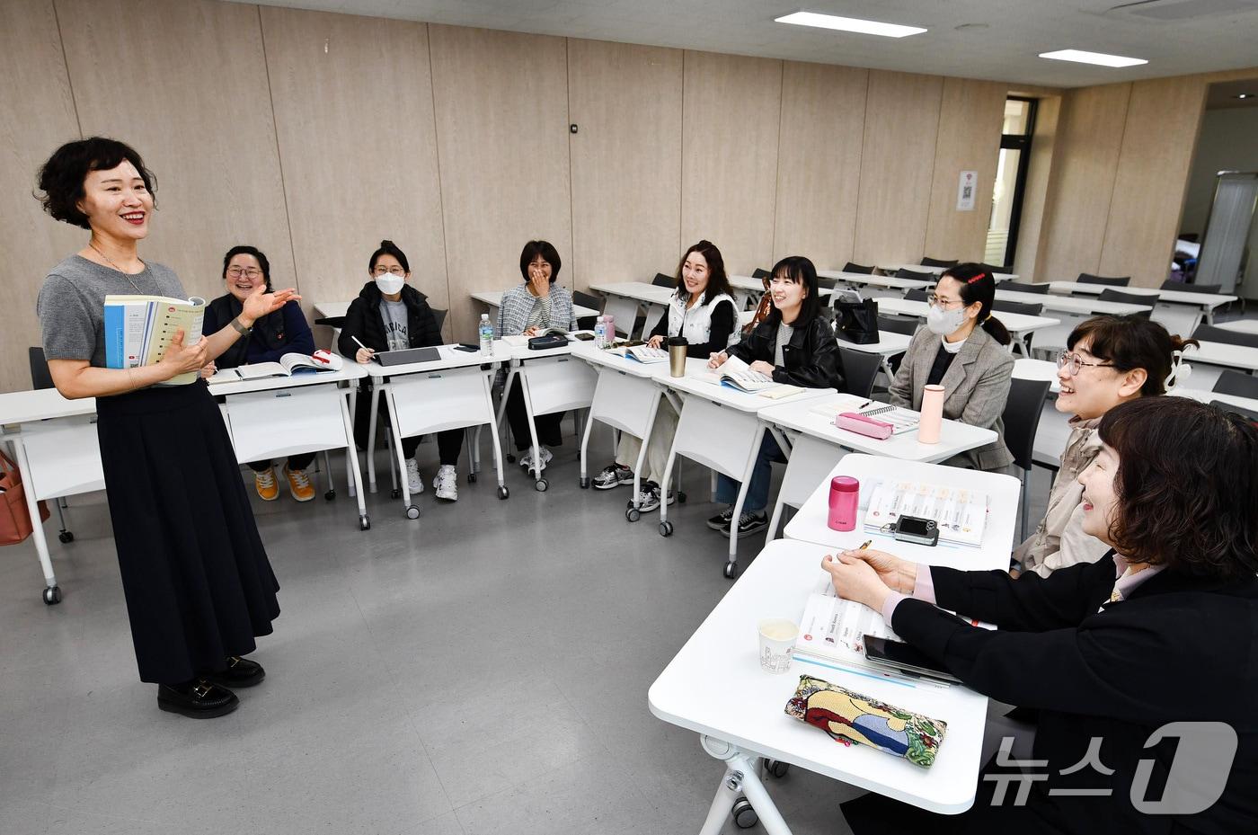 영진전문대 사회복지과가 성인학습자를 위해 개설한 YAP 프로그램 '일상에서 톡! 기초생활영어' 수업 모습. (영진전문대 제공)