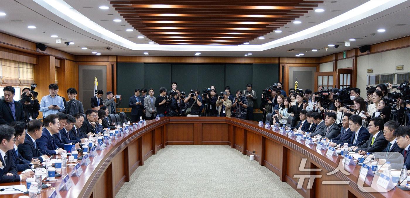 본문 이미지 - 이재명 대통령이 지난 4월 더불어민주당 경선 후보 당시 서울 여의도 금융투자협회에서 열린 자본시장 활성화를 위한 정책간담회 현장. (자료사진) 2025.4.21/뉴스1 ⓒ News1 이재명 기자