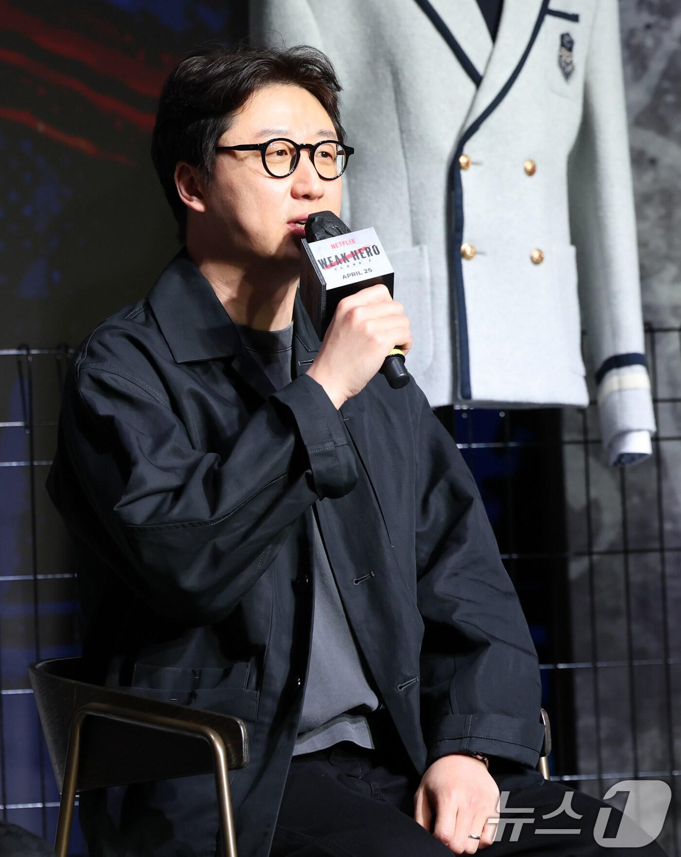 본문 이미지 - 유수민 감독이 21일 서울 마포구 호텔 나루 엠갤러리에서 진행된 넷플릭스 시리즈 '약한영웅 Class 2' 제작발표회에 참석해 인사말을 하고 있다. ‘약한영웅 Class 2’는 친구를 위해 폭력에 맞섰으나 끝내 지키지 못한 트라우마를 안고 은장고로 전학 간 모범생 연시은이 다시는 친구를 잃을 수 없기에 더 큰 폭력과 맞서면서 벌어지는 처절한 생존기이자 찬란한 성장담을 다룬 학원 액션 성장 드라마다. 2025.4.21/뉴스1 ⓒ News1 권현진 기자