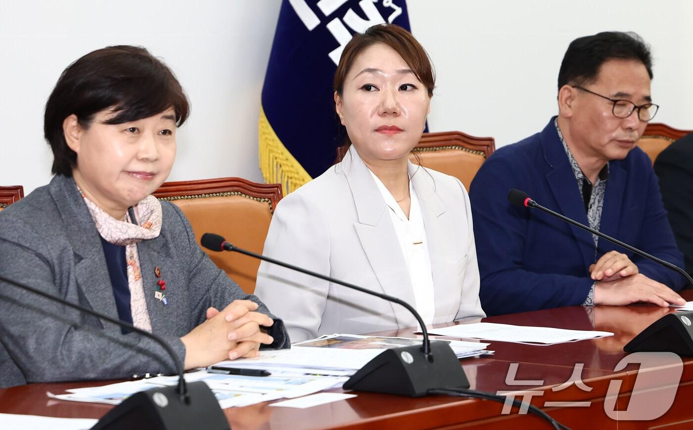 명태균 씨가 운영한 여론조사업체 미래한국연구소 부소장이자 공익제보자인 강혜경 씨&#40;가운데&#41;와 김태열 전 미래한국연구소장이 21일 오전 서울 여의도 국회에서 열린 &#39;2022년 국민의힘 대구시장 경선 불법 확인&#40;홍준표 캠프&#41; 및 검찰 봐주기 수사 규탄을 위한 기자회견&#39;에 자리하고 있다. 왼쪽은 서영교 단장. &#40;사진은 기사 내용과 무관함&#41; 2025.4.21/뉴스1 ⓒ News1 김민지 기자