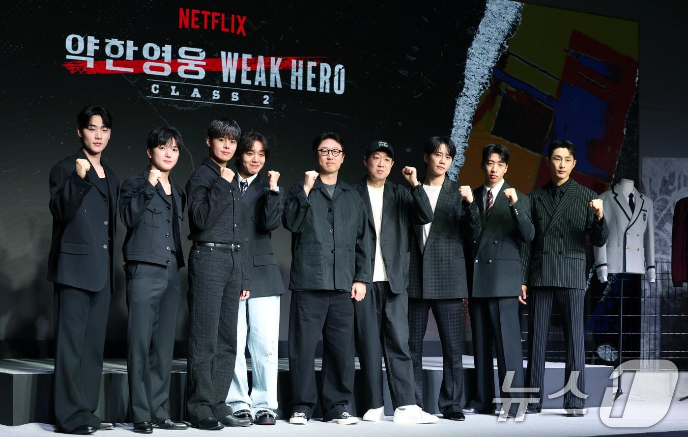 배우 이민재(왼쪽부터)와 최민영, 려운, 박지훈, 유수민 감독, 한준희 기획총괄, 이준영, 유수빈, 배나라가 21일 서울 마포구 호텔나루 엠갤러리에서 진행된 넷플릭스 시리즈 '약한영웅 Class 2' 제작발표회에 참석해 포즈를 취하고 있다. ‘약한영웅 Class 2’는 친구를 위해 폭력에 맞섰으나 끝내 지키지 못한 트라우마를 안고 은장고로 전학 간 모범생 연시은이 다시는 친구를 잃을 수 없기에 더 큰 폭력과 맞서면서 벌어지는 처절한 생존기이자 찬란한 성장담을 다룬 학원 액션 성장 드라마다. 2025.4.21/뉴스1 ⓒ News1 권현진 기자