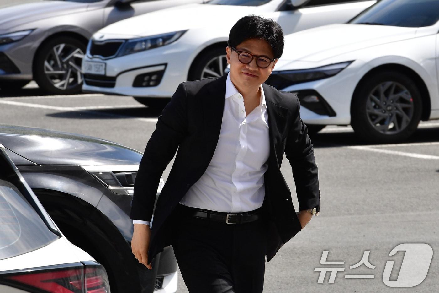 한동훈 국민의힘 대선경선 후보가 21일 오전 2025 APEC 정상회의가 열리는 경북 경주시 화백컨벤션센터를 방문하며 지지자들의 환호에 미소 짓고 있다. 2025.4.21/뉴스1 ⓒ News1 최창호 기자