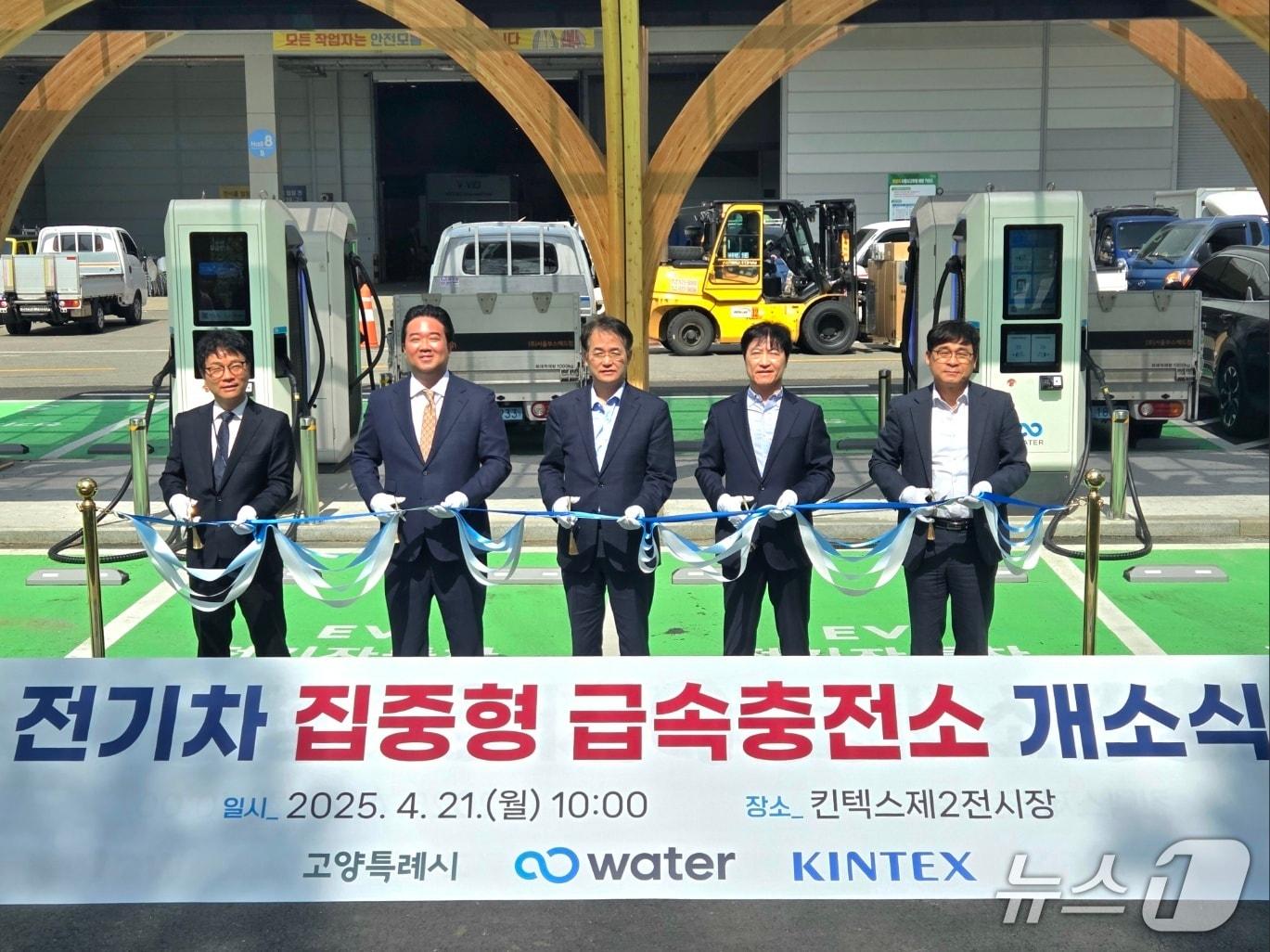 본문 이미지 - 21일 이동환 고양특례시장&#40;왼쪽에서 3번째&#41;과 유대원 브라이트에너지파트너스 전기차충전사업부문 대표&#40;왼쪽에서 2번째&#41;가 경기 고양 킨텍스 제2전시장 앞에서 열린 &#39;전기차 집중형 급속충전소 개소식&#39;에서 기념 촬영을 하고 있다. 2025.4.21/뉴스1 ⓒ 뉴스1 장시온 기자