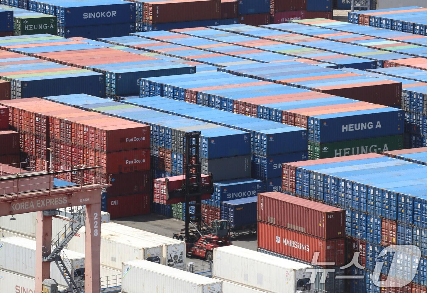 21일 부산항 신선대부두 야적장에 컨테이너가 가득 쌓여 있다. 2025.4.21/뉴스1 ⓒ News1 윤일지 기자