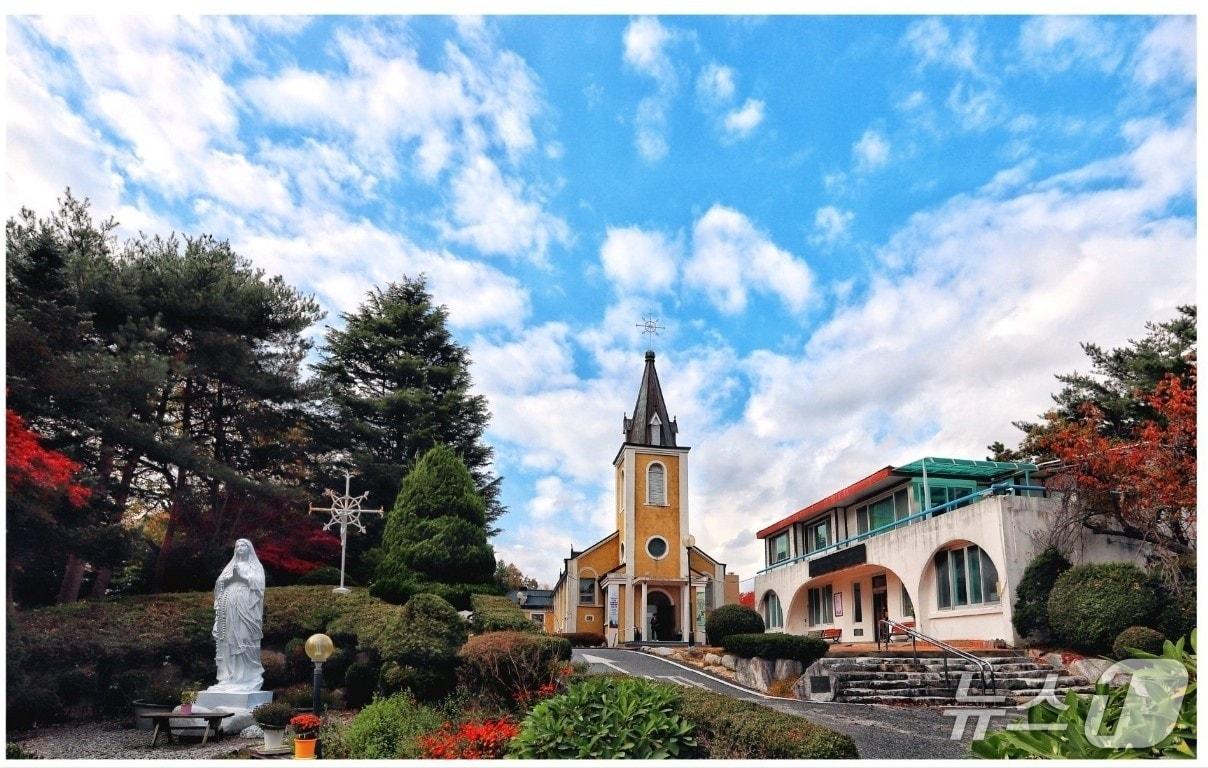 본문 이미지 - 강원도 첫 등록문화유산으로 지정된 강릉 주문진성당 전경.(강릉시 제공, 재판매 및 DB 금지) 2025.4.21/뉴스1