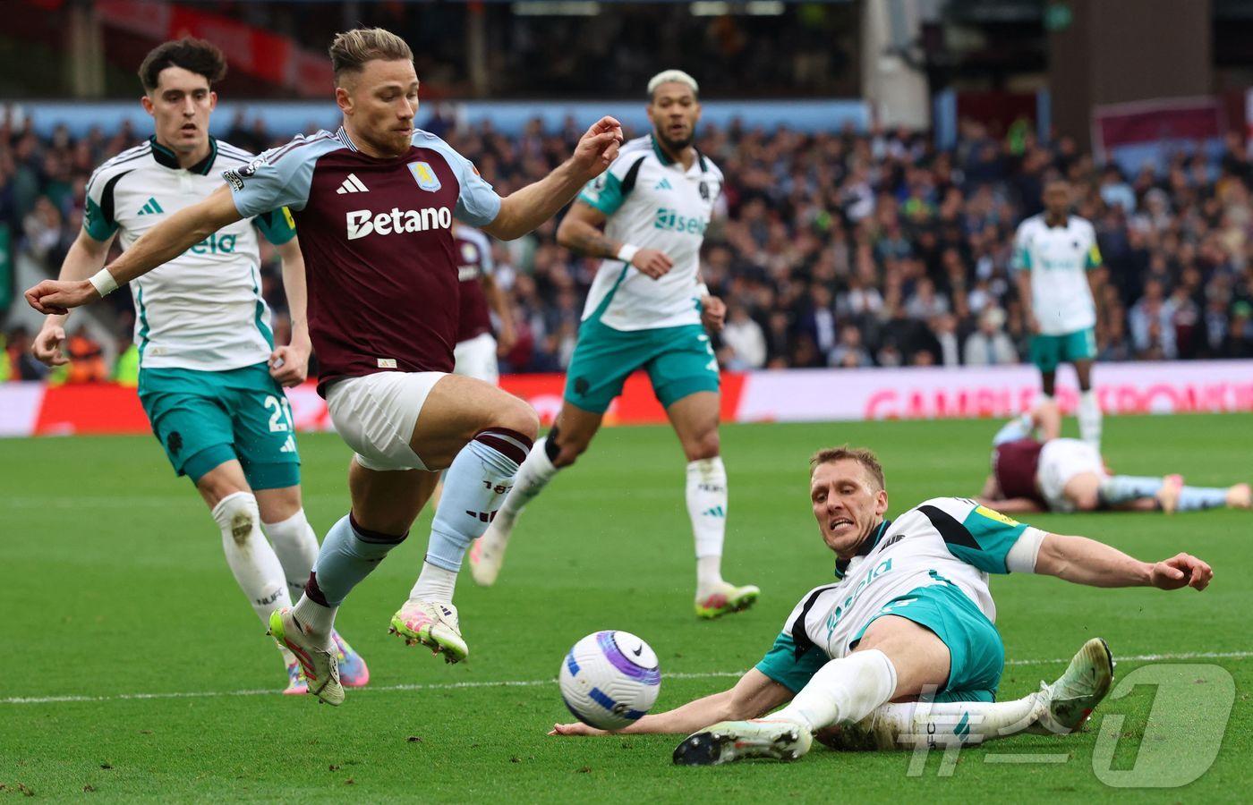 뉴캐슬과 애스턴 빌라가 다음 시즌 유럽축구연맹&#40;UEFA&#41; 챔피언스리그 진출을 다툰다. ⓒ AFP=뉴스1