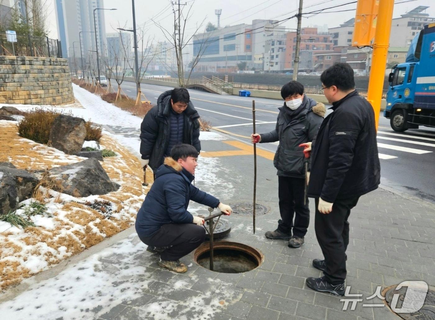 본문 이미지 - 상수도관망 조사.(광명시 제공)