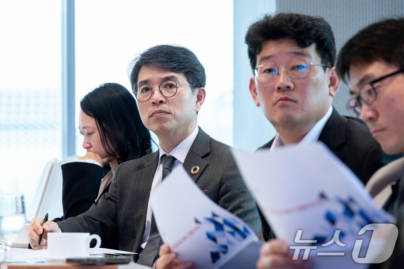 김완섭 환경부 장관이 서울 강서구 코엑스 마곡에서 열린 제4차 기후전략 간담회에 참석해 의견을 나누고 있다. (환경부 제공. 재판매 및 DB 금지) 2025.4.21/뉴스1